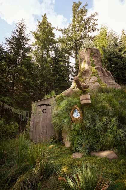 El pantano de Shrek viene con la icónica letrina.