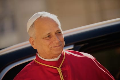 El Papa, a su llegada al Palacio del Elíseo