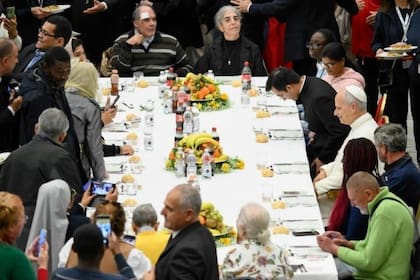 El Papa almorzó con necesitados