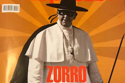 El Papa aparece en la tapa de un semanario italiano disfrazado de Zorro, como símbolo de la oposición a Salvini