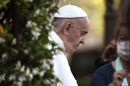 El Papa, ayer, en los jardines del Vaticano