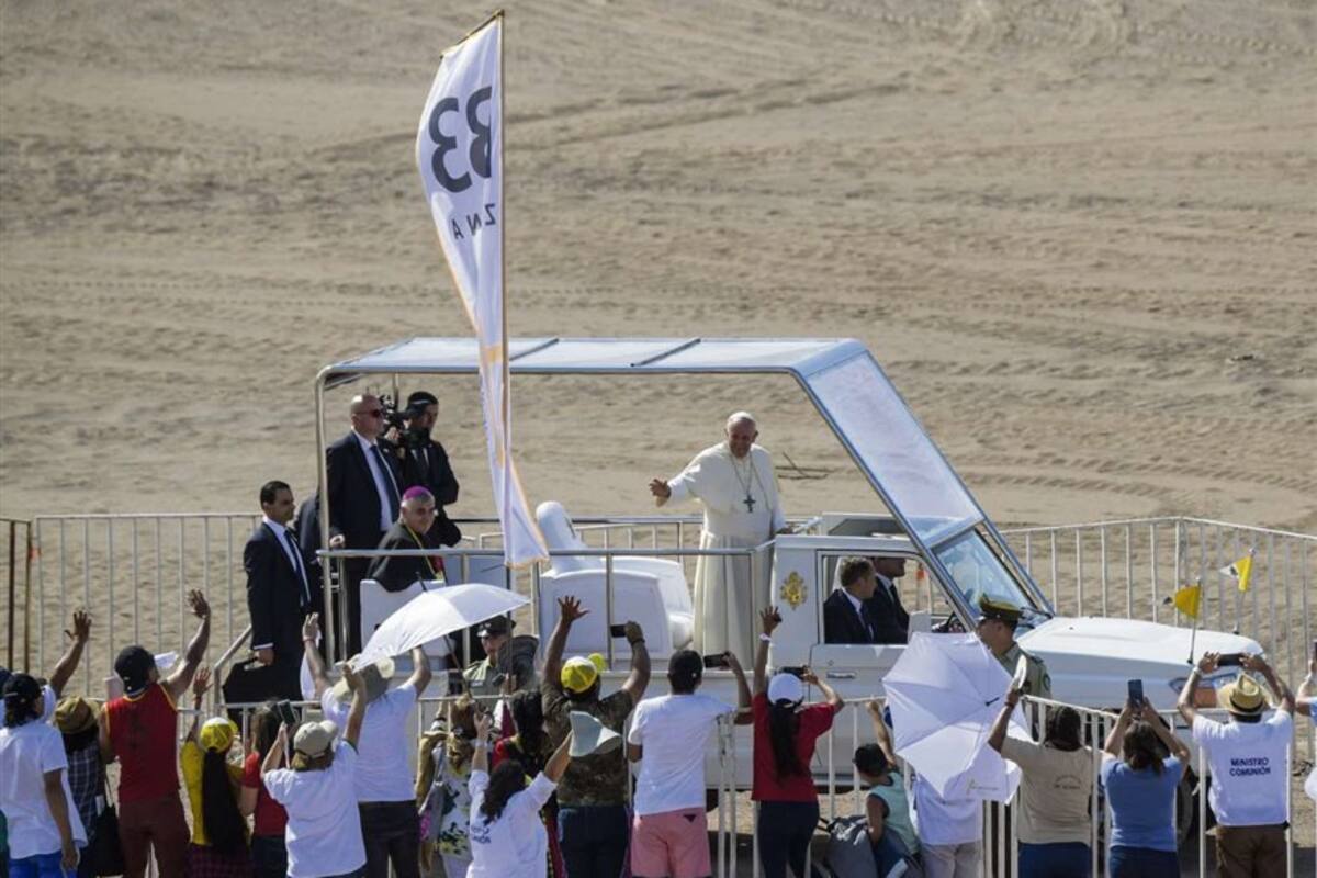 El Papa, ayer, en su llegada para la misa en Iquique