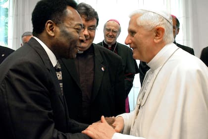 El Papa Benedicto XVI le da la mano a Pelé durante su reunión el 20 de agosto de 2005 en Colonia, Alemania