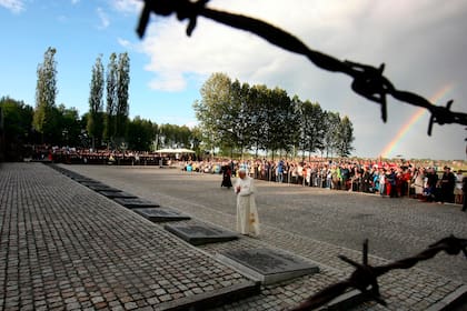 El Papa Benedicto XVI reza frente al monumento a las víctimas del campo de concentración de Auschwitz-Birkenau en Oswiecim, Polonia, el 28 de mayo de 2006.