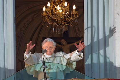 El Papa Benedicto XVI saluda desde la ventana del balcón de la residencia pontificia de verano en Castel Gandolfo, a las afueras de Roma, a una multitud que le aclama reunida para verle el 28 de febrero de 2013, el día en que puso fin a su pontificado.