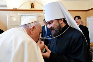 El Papa besa la cruz de Hilarion, el metropolitano de Budapest