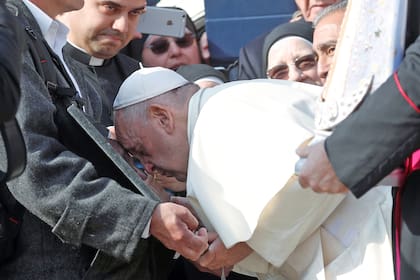El Papa oró frente a una placa que era anónima en el cementerio de Darwin