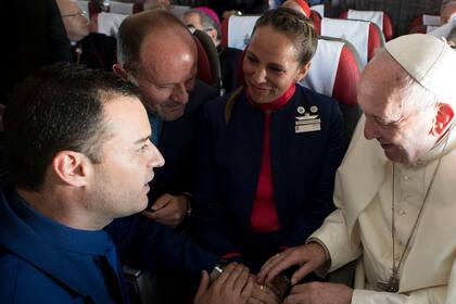 El Papa casó a dos tripulantes del Airbus en el vuelo que lo llevó a Iquique
