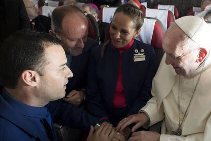 El Papa casó a dos tripulantes del Airbus en el vuelo que lo llevó a Iquique
