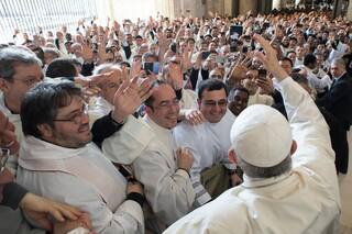 El Papa llamó a los sacerdotes a ser cercanos y callejeros