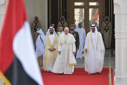 El Papa comenzó ayer sus actividades oficiales en el emirato
