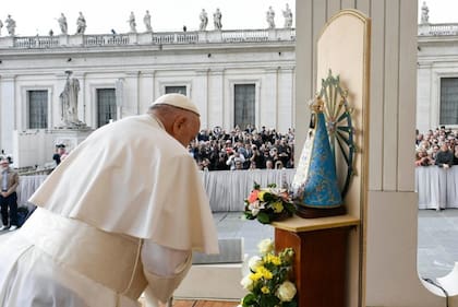 El Papa con la Virgen de Luján