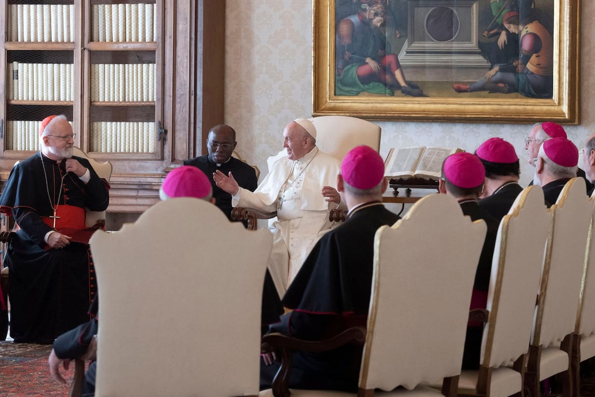 El Papa, con obispos, en el Vaticano