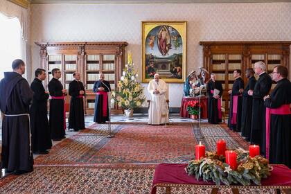 El Papa Francisco, flanqueado por monseñor Leonardo Sapienza y monseñor Luis Maria Rodrigo Ewart, reza durante una transmisión en vivo de la audiencia semanal, en la biblioteca del Palacio Apostólico en el Vaticano