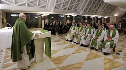 El Papa da misa diaria en la moderna Capilla Santa Marta, conectada con el edificio, que posee un techo irregular y moderno