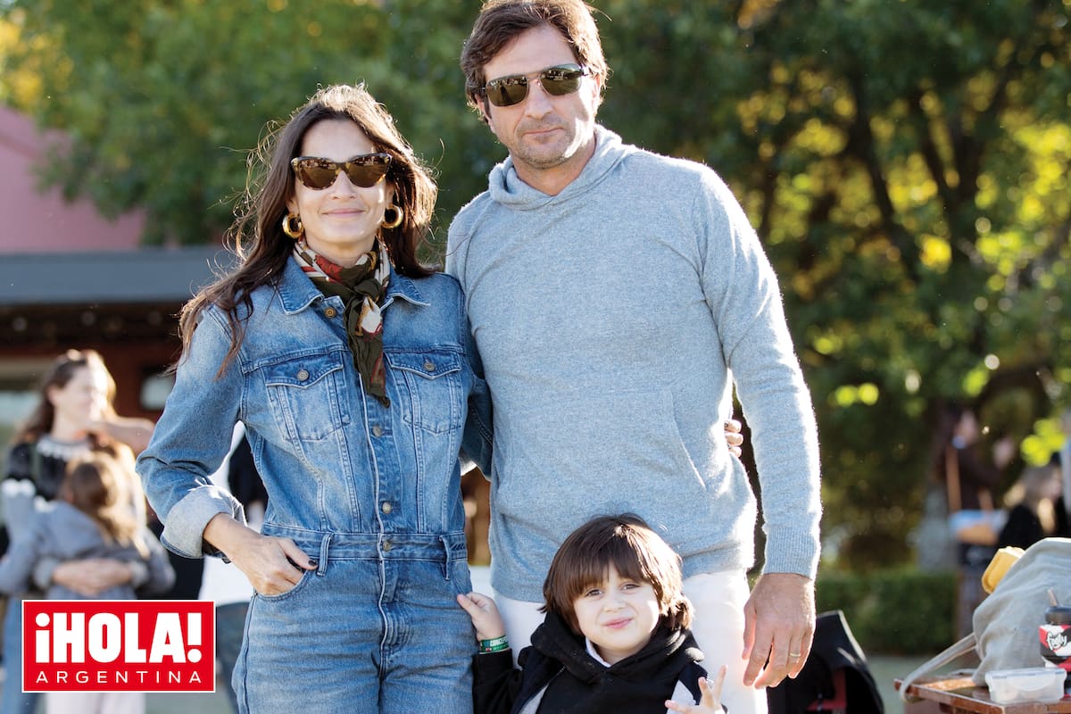 El papá de Justo, polista y ex presidente de la Asociación Argentina de Polo, Eduardo Novillo Astrada, junto a su mujer, Astrid Muñoz, y su hijo menor, Tristán, con el buzo del torneo, con las iniciales JNA.