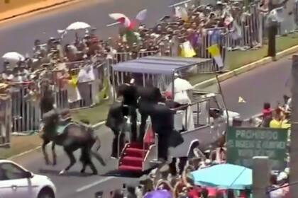 El Papa detuvo el papamóvil para a ayudar a una policía que casi atropelló