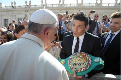 El Papa dialoga con Maravilla Martínez en la Plaza San Pedro