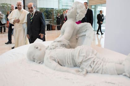 El Papa donó una estatua del chico sirio que apareció muerto en una playa de Turquía