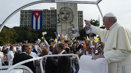 "Que Cuba se abra al mundo y el mundo se abra a Cuba", pidió hoy Francisco en la audiencia