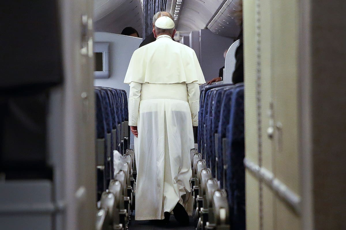 El Papa en el avión que lo lleva de vuelta a Italia
