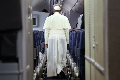 El Papa en el avión que lo lleva de vuelta a Italia