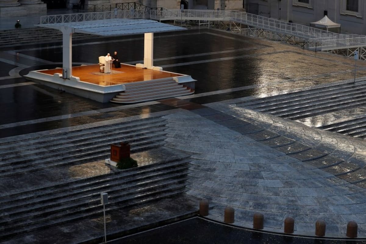 El Papa en San Pedro, sin absolutamente nadie alrededor por la pandemia