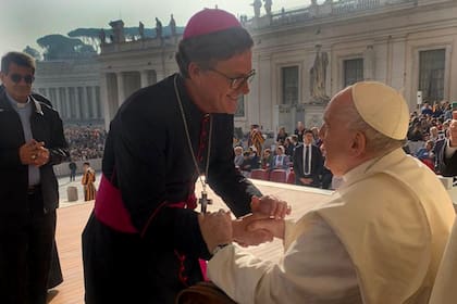 Monseñor García Cuerva, al recibir el 29 de junio pasado el palio arzobispal, de manos del papa Francisco, en la plaza San Pedro