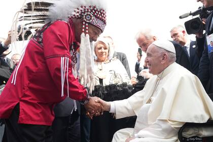 El Papa es saluado por el gran jefe George Arcand, de la Confederación de las Primeras Naciones del Tratado Seis