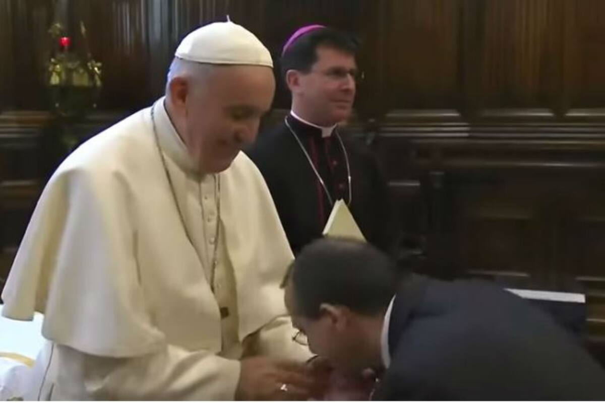 El Papa evitó que una larga fila de fieles le besara el anillo, ayer en Loreto