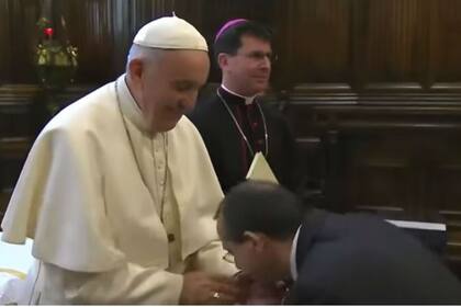 El Papa evitó que una larga fila de fieles le besara el anillo, ayer en Loreto