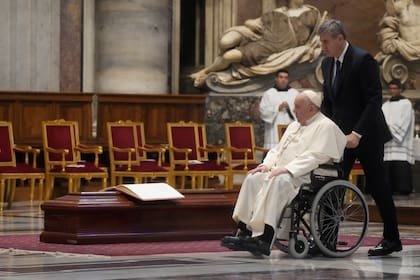 El papa Francisco abandona la Basílica de San Pedro, en el Vaticano, luego del funeral del cardenal australiano George Pell, el sábado 14 de enero de 2023. (AP Foto/Gregorio Borgia)