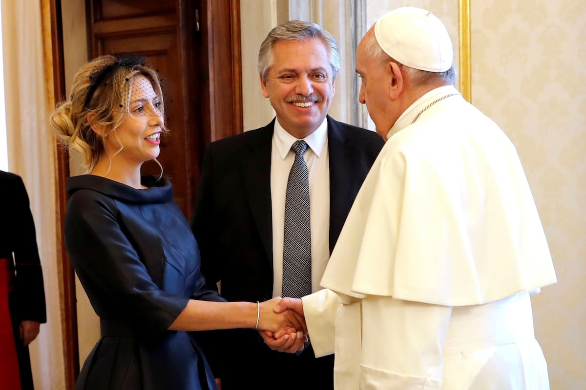 El papa Francisco Alberto Fernández y su esposa, en el Palacio Apostólico