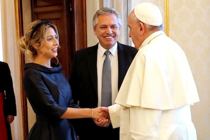 El papa Francisco Alberto Fernández y su esposa, en el Palacio Apostólico