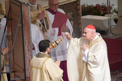 El papa Francisco aparece el Domingo de Pascua para dar la bendición mientras continúa recuperándose