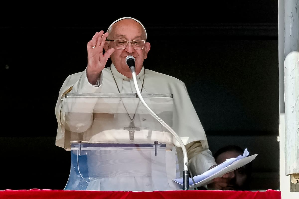 El papa Francisco aparece en la ventana de su estudio para la bendición tradicional a fieles y peregrinos reunidos en la plaza de San Pedro del Vaticano, este domingo 6 de octubre