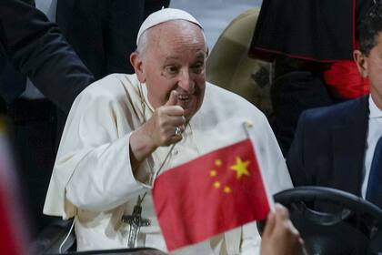 El Papa Francisco aplaude a los participantes a su llegada para presidir una misa en el Steppe Arena de Ulán Bator, capital de Mongolia, el domingo 3 de septiembre de 2023
