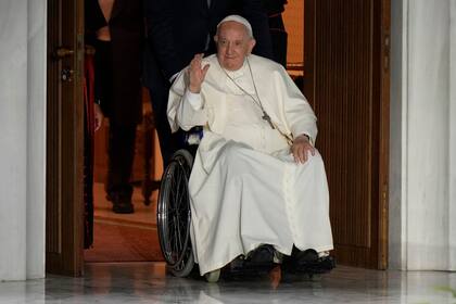 El papa Francisco arriba al Festival de Familias en el Vaticano en el primer día de la Reunión Mundial de Familias el 22 de junio del 2022. (AP Foto/Andrew Medichini)