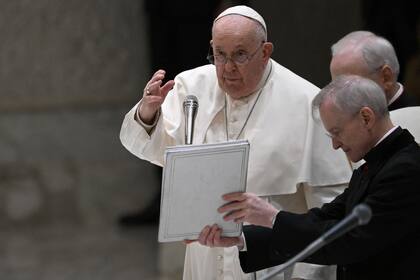 El papa Francisco asiste a la audiencia general semanal el 10 de enero de 2024 en el Aula Pablo VI en el Vaticano.