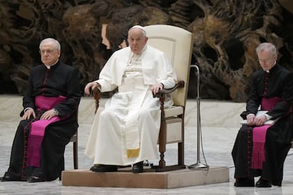 El Papa Francisco asiste a su audiencia general semanal en el Aula Pablo VI, en el Vaticano, el miércoles 28 de febrero de 2024.