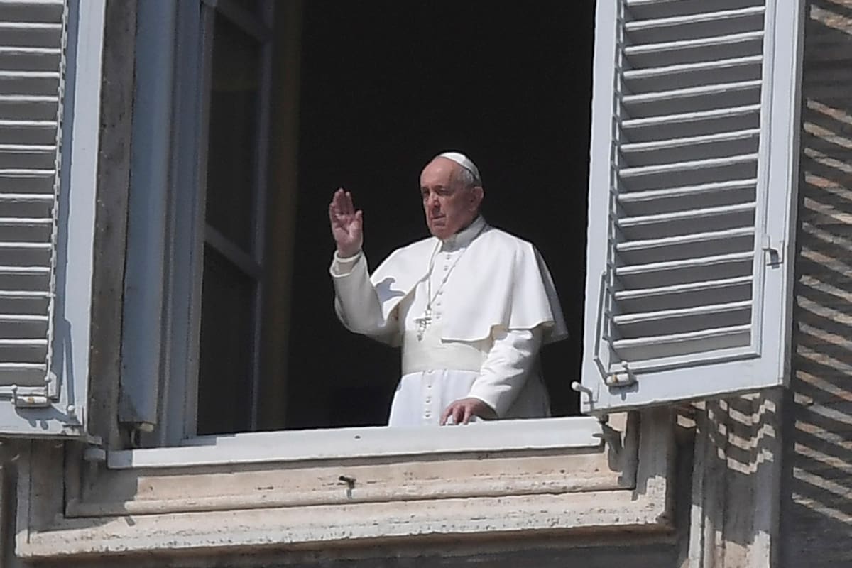 El Papa Francisco asoma por una ventana hacia la la Plaza San Pedro.
