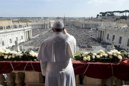 El papa Francisco bendice a los fieles congregados en San Pedro