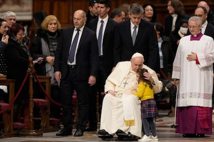 El Papa Francisco besa a una niña cuando llega para presidir las primeras Vísperas y el 'Te Deum' en la Basílica de San Pedro