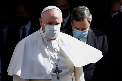 El papa Francisco camina junto con el primer ministro italiano Mario Draghi en una conferencia sobre la crisis demográfica, en Roma