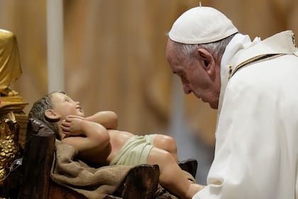 El Papa Francisco celebra la Misa de Nochebuena, en la Basílica de San Pedro, en el Vaticano