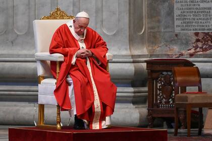 El Papa Francisco celebra la misa del Domingo de Ramos a puertas cerradas en la Basílica de San Pedro el 5 de abril de 2020 en el Vaticano, durante el encierro destinado a frenar la propagación de la infección COVID-19, causada por el nuevo coronavirus.