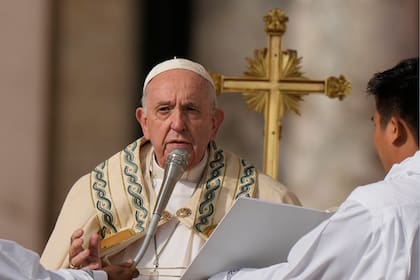 El papa Francisco celebra una misa para la canonización de dos nuevos santos, Giovanni Battista Scalabrini y Artemide Zatti, en la Plaza de San Pedro, en el Vaticano, el domingo 9 de octubre de 2022.