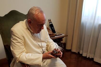 El Papa Francisco, con la artesanía hecha por presos y guardiacárceles bonaerenses