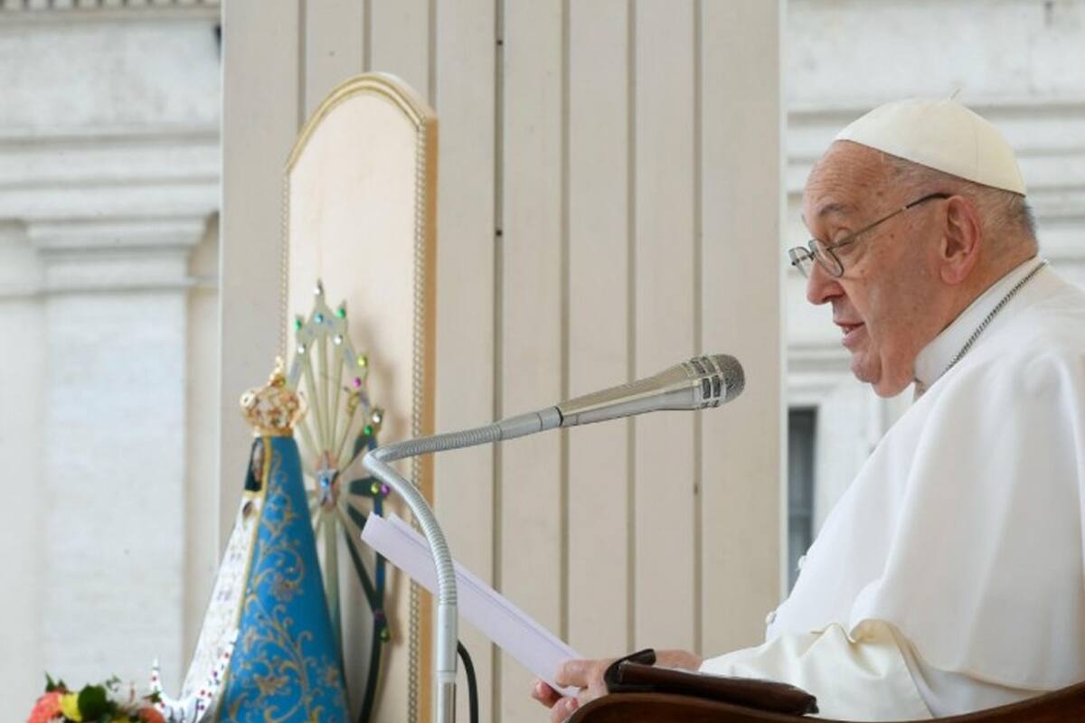 El papa Francisco con la Virgen de Luján