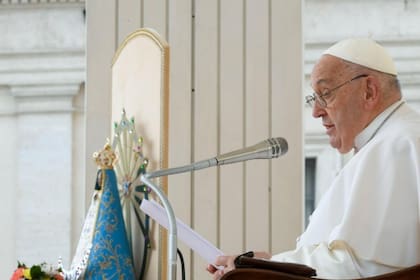 El papa Francisco con la Virgen de Luján
